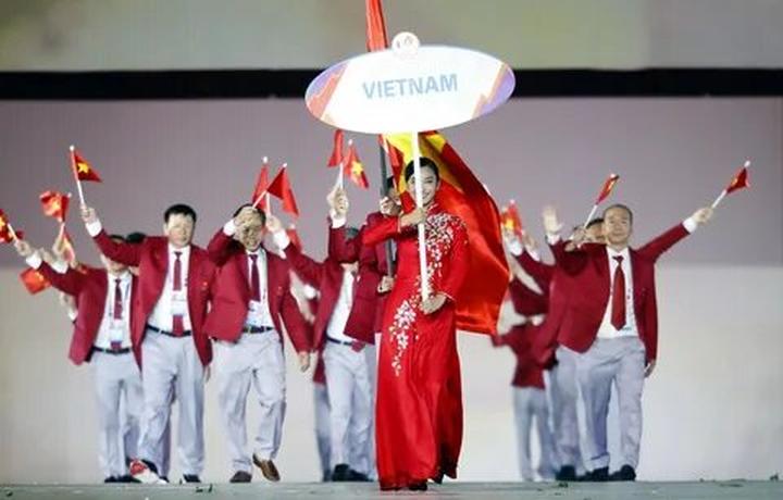 Tỏa Sáng Trên Mạng Xã Hội: Chuyên Gia Trang Điểm & Hotspot Matrix